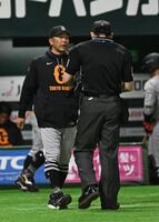 　６回、選手交代を告げる阿部監督