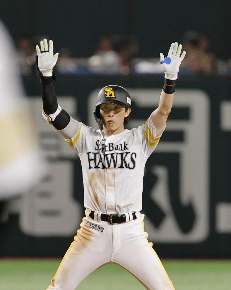 　２回、適時二塁打を放ち両手を上げる周東