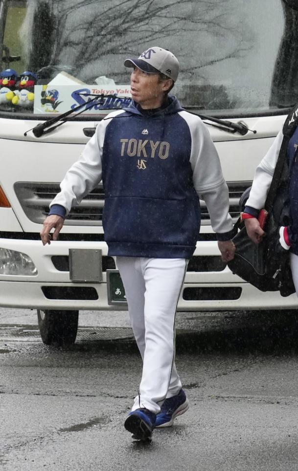 　楽天とのオープン戦が雨天中止となり、球場を引き揚げるヤクルト・高津監督