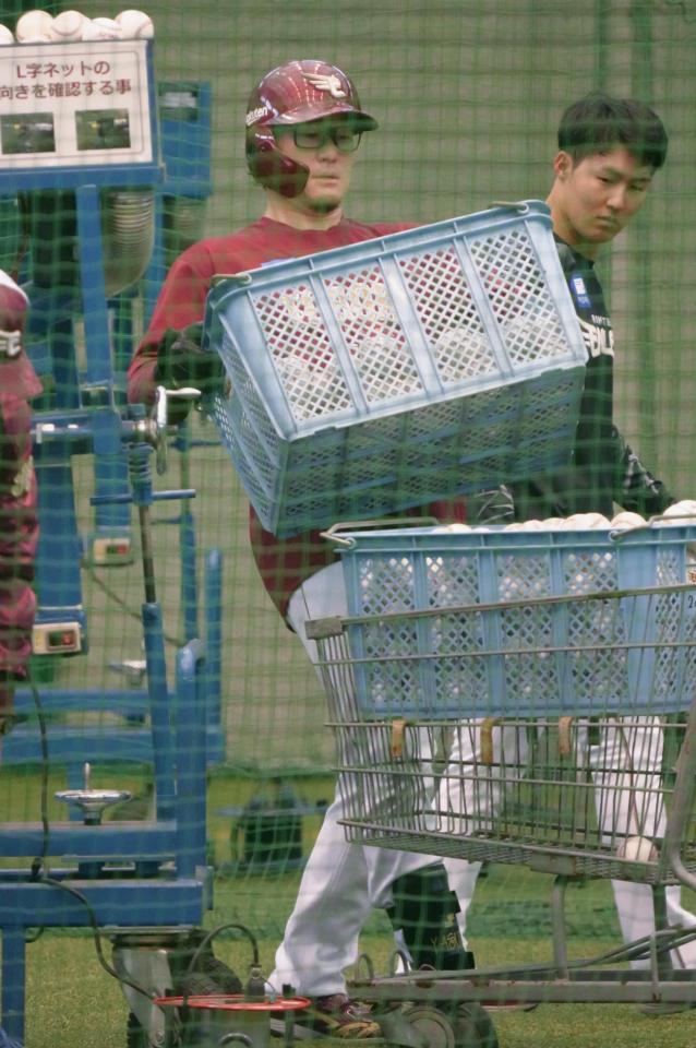 　１軍に再合流し、室内練習場で打撃練習などを行った楽天・安田