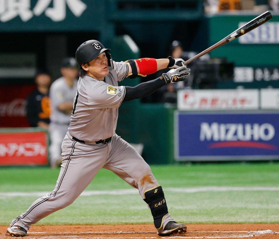 　７回、右前打を放つ甲斐