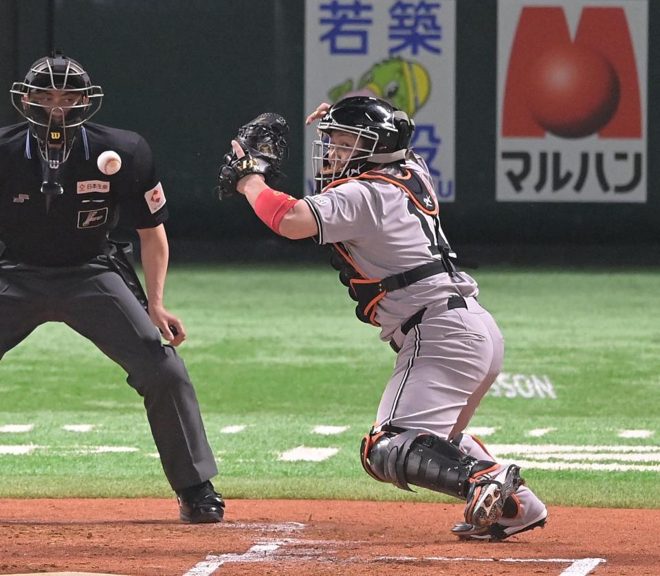 　１回、周東に二盗を許す甲斐