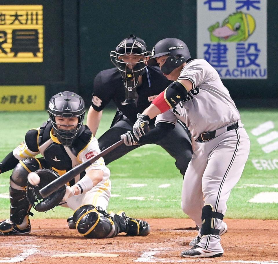 　７回、甲斐は右前打を放つ