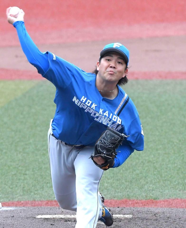 　先発し力投する金村