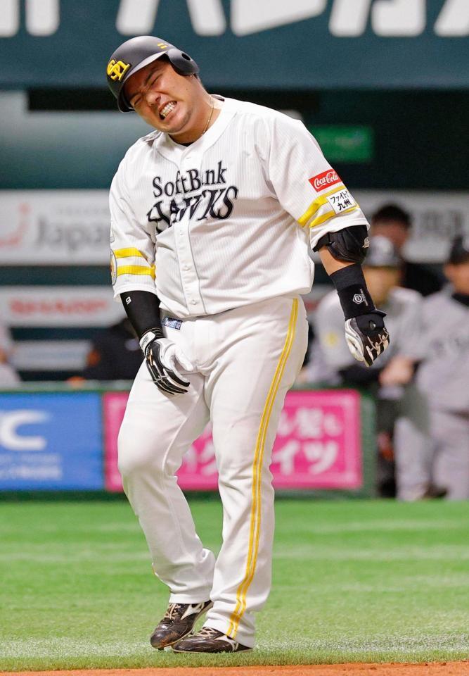 　２回、死球を受け顔をしかめる山川