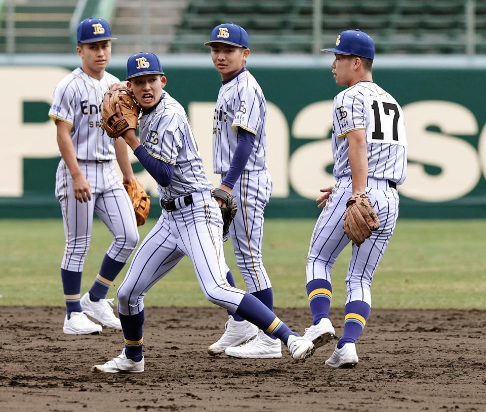 　甲子園で守備練習するエナジックスポーツナイン