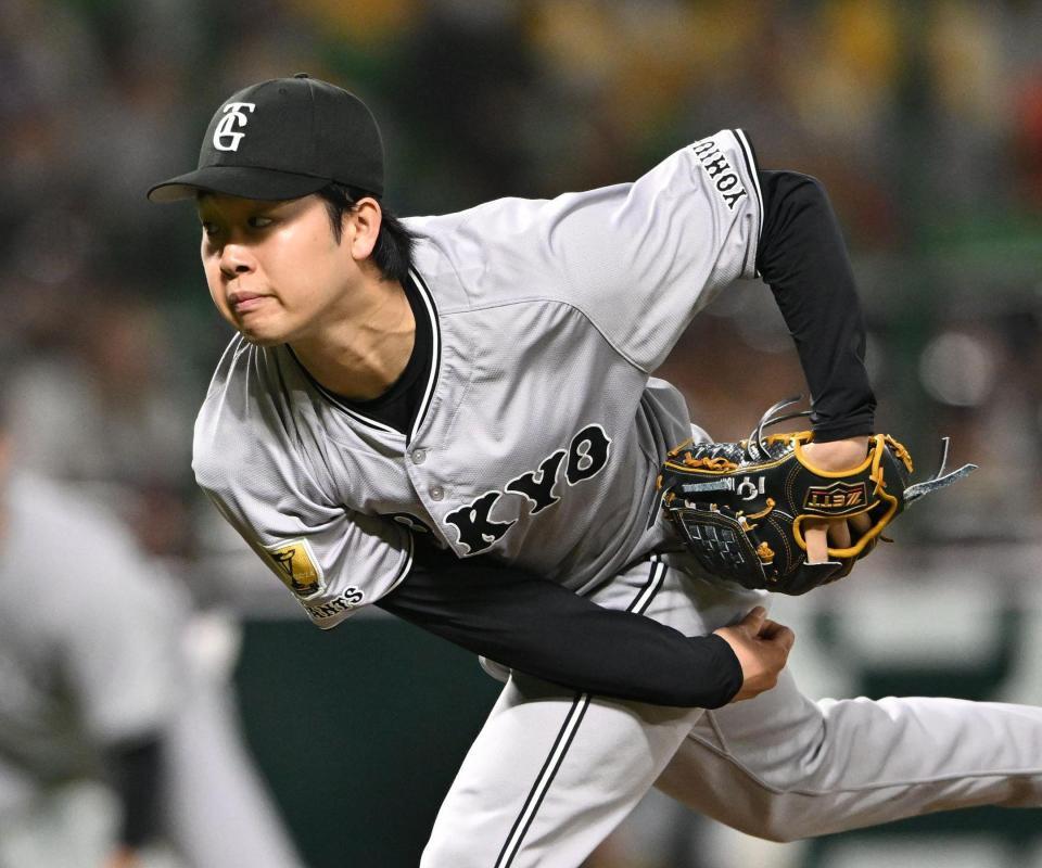 　先発し力投する山崎