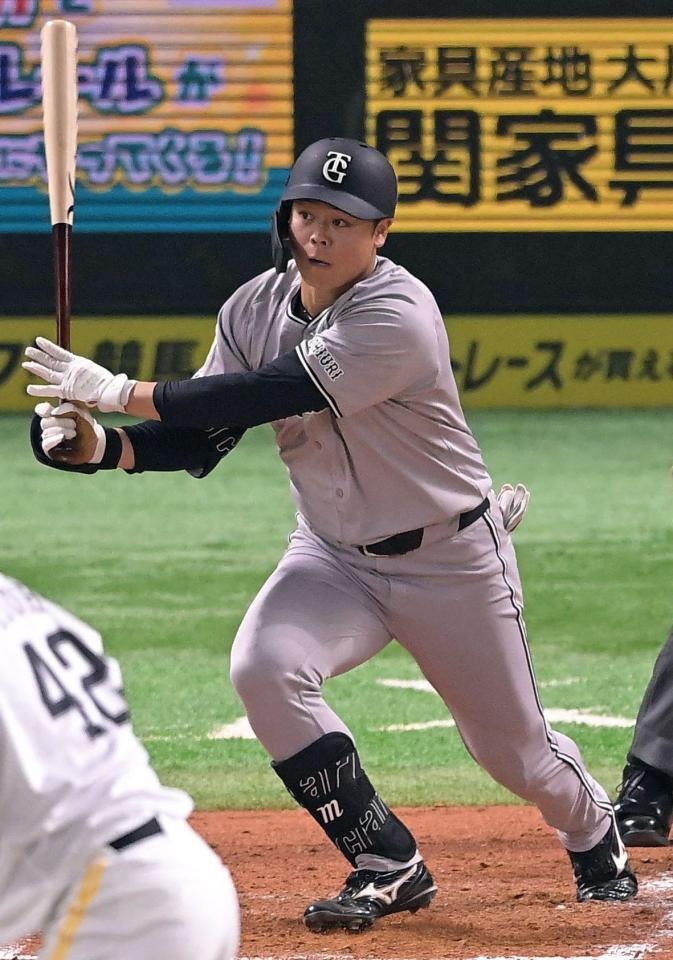 　３回、中山は右翼線二塁打を放つ