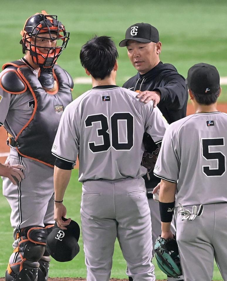 　７回、ダウンズに１球を投げた近藤をマウンドから降ろす阿部監督