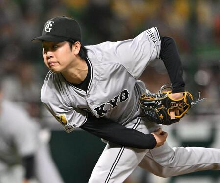 　先発し力投する山崎