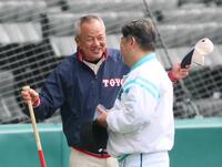 　練習開始前に山梨学院・吉田監督（右）と談笑する東洋大姫路・岡田監督（撮影・立川洋一郎）