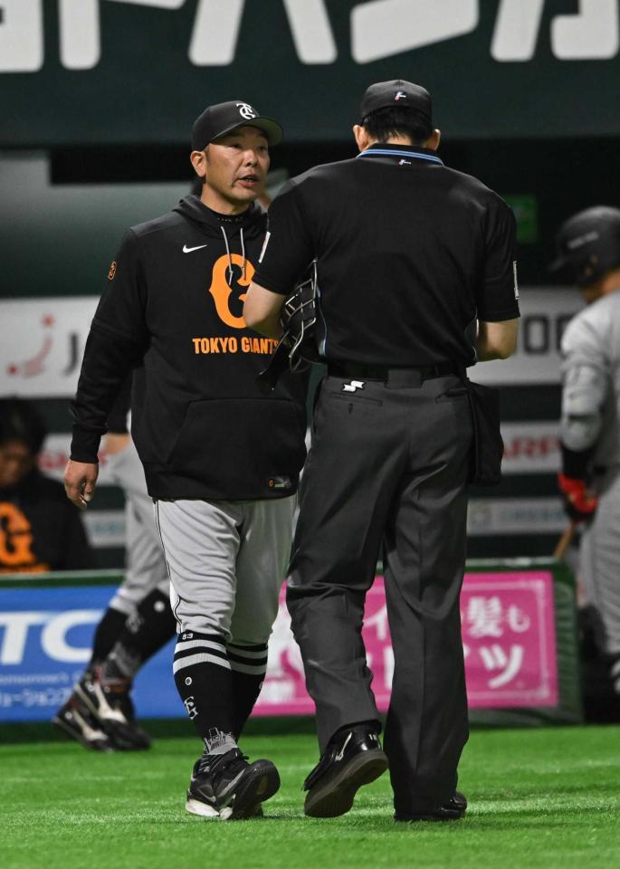 　６回、選手交代を告げる阿部監督（撮影・軸丸雅訓）