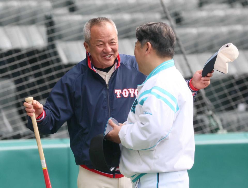 　練習開始前に山梨学院・吉田監督（右）と談笑する東洋大姫路・岡田監督（撮影・立川洋一郎）