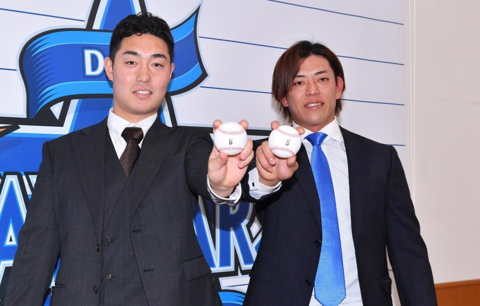 　支配下登録され闘志を燃やす庄司（左）と九鬼（撮影・開出牧）