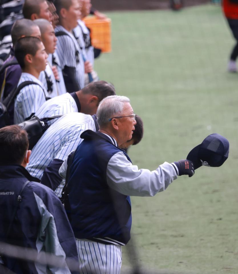 　甲子園練習を終え、グランドに礼をする馬淵監督（手前）と明徳義塾ナイン（撮影・石湯恒介）