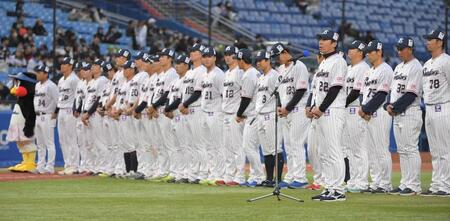 　出陣式で「開幕投手は奥川（左から２人目）」と発表する高津監督（マイクの前）＝撮影・佐藤厚