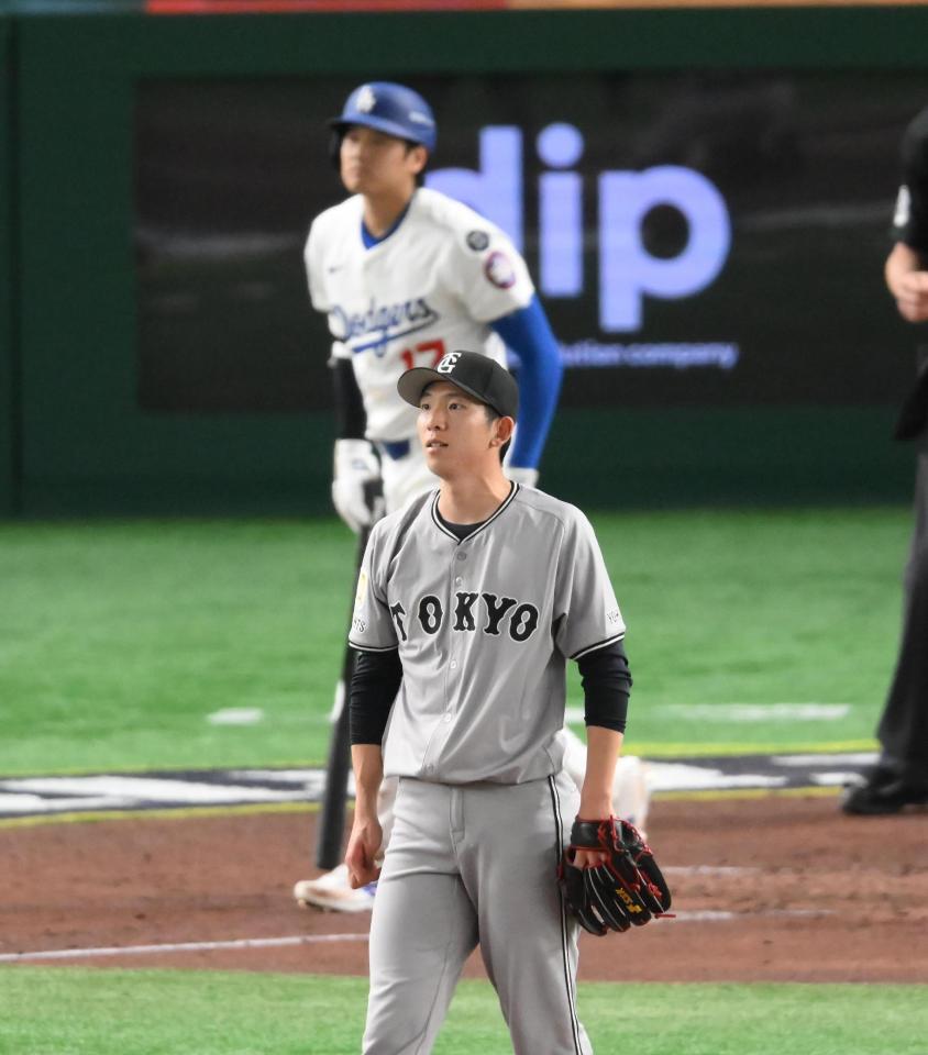 　３回、大谷（後方）に２ランを浴びた戸郷（撮影・堀内翔）