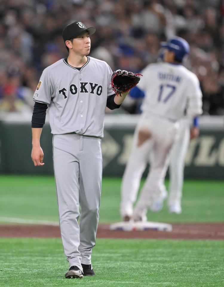 　５回、大谷（奥）を二ゴロに打ち取った戸郷（撮影・伊藤笙子）