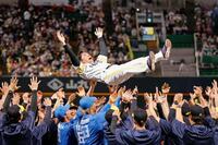 試合後の引退セレモニーで胴上げされる和田