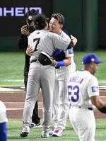 　試合前、長野（７）と抱き合う鈴木