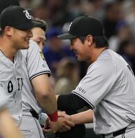 　長野と握手をする鈴木（撮影・佐々木彰尚）