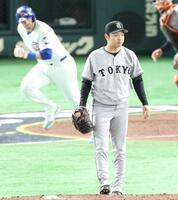 　７回、ハップ（左）を三ゴロに打ち取る石川（撮影・吉澤敬太）