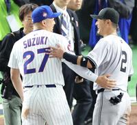 　試合後、笑顔で話す鈴木（左）と吉川（撮影・吉澤敬太）