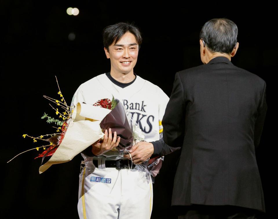 引退セレモニーで王球団会長から花束を受け取る和田