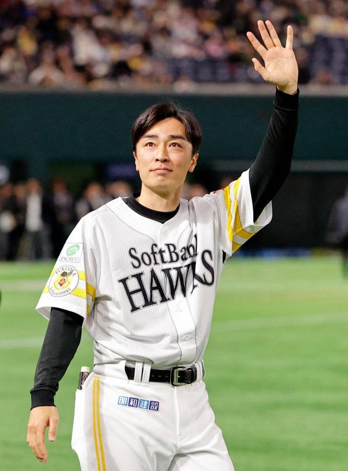 引退セレモニーで手を振りながら場内一周する和田