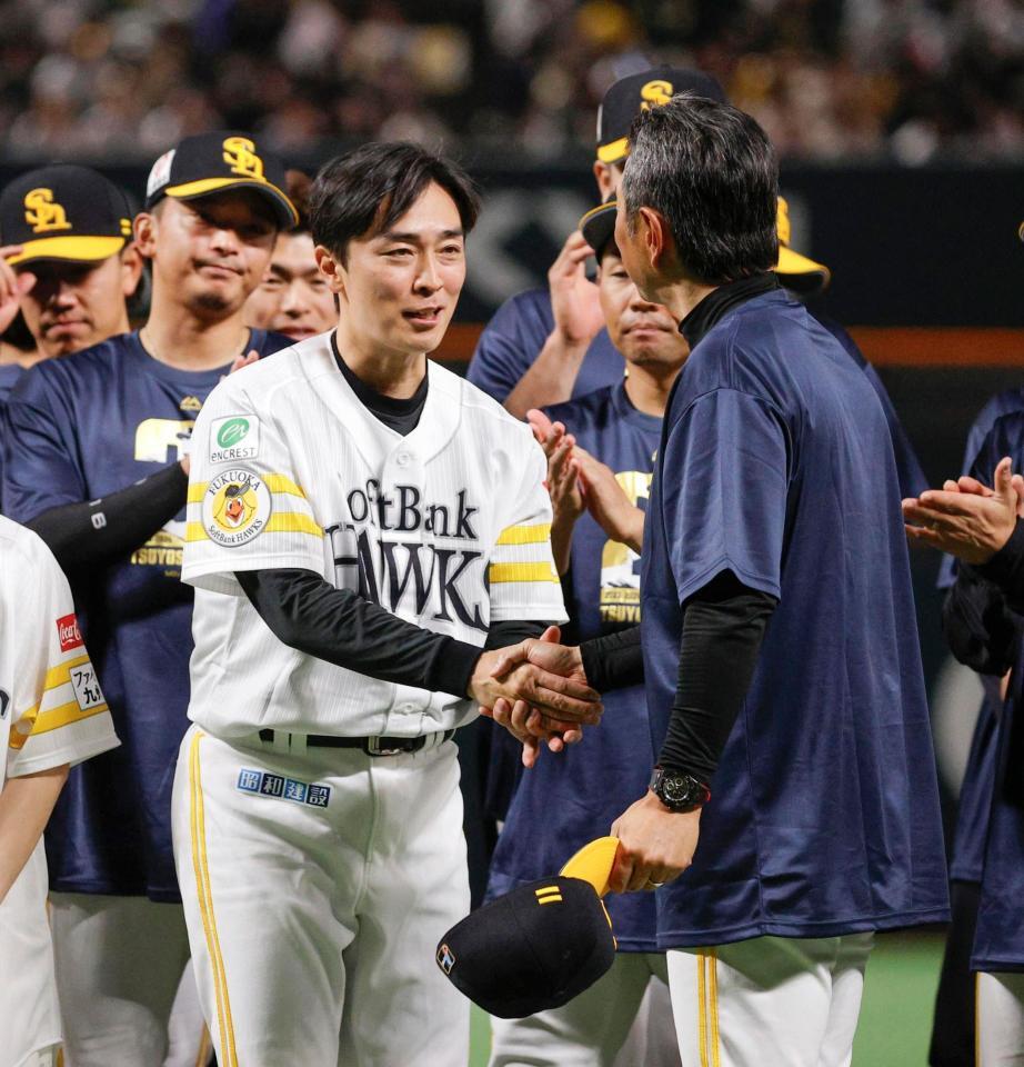 引退セレモニーを終え、小久保監督と握手を交わす和田