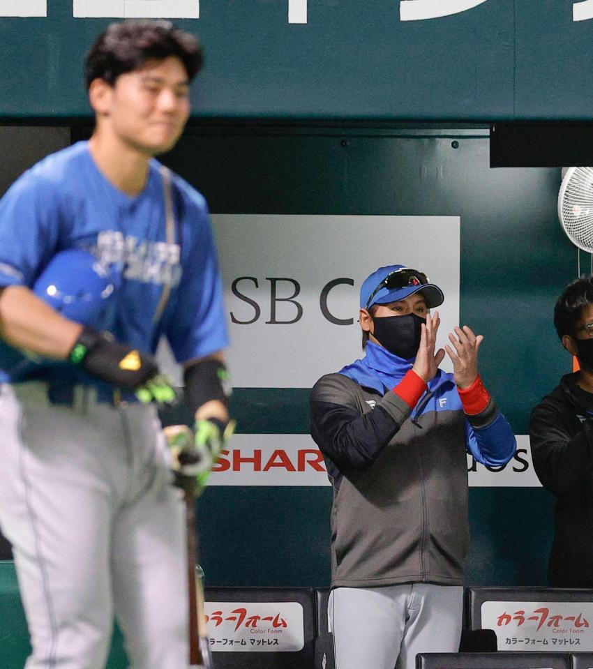 引退試合での登板を終えた和田に拍手を送る新庄監督。手前は対戦した清宮幸