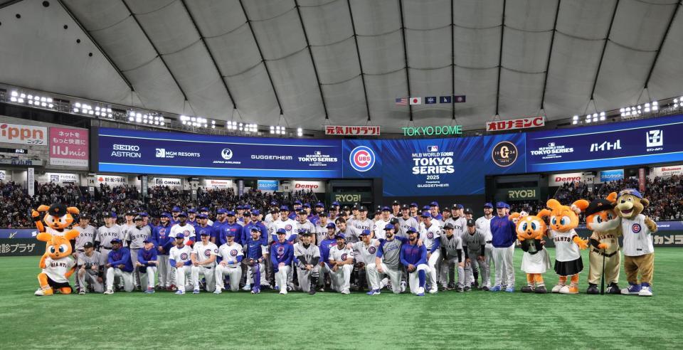 　写真におさまるカブスと巨人の選手たち（撮影・佐々木彰尚）