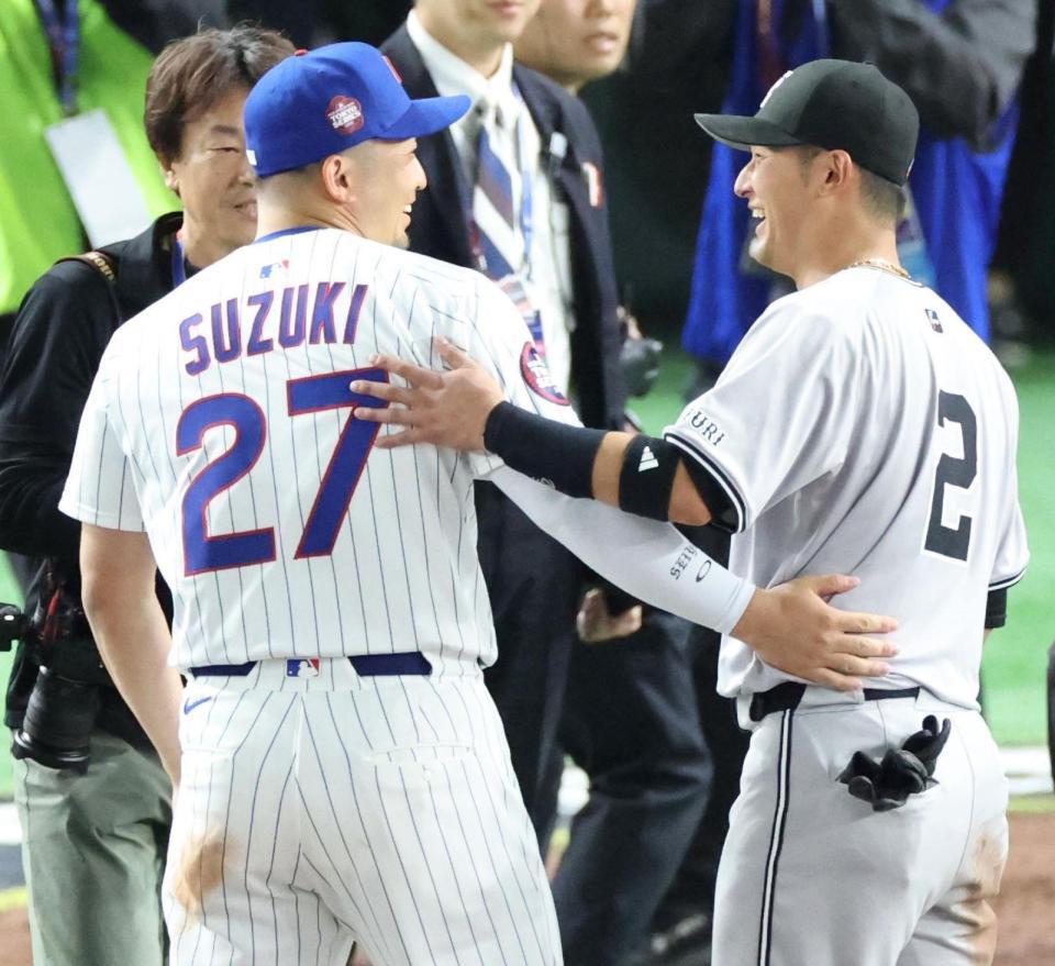 　試合後、笑顔で話す鈴木（左）と吉川（撮影・吉澤敬太）