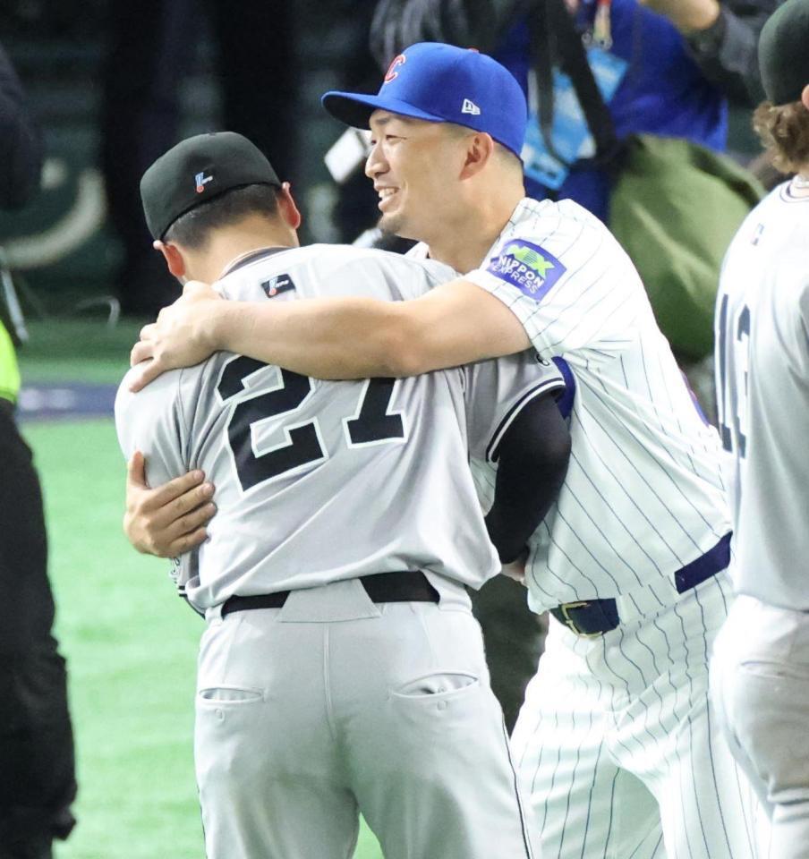 　試合後、岸田（左）に抱きつく鈴木（撮影・吉澤敬太）