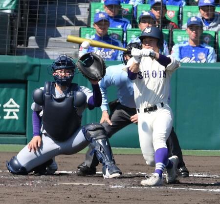 　３回、中前適時打を放つ米子松蔭・惣郷峻吏（撮影・西田忠信）