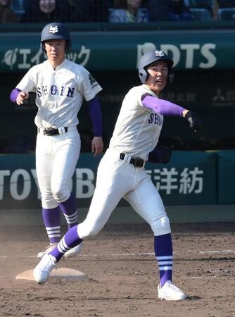 　９回、適時打を放ちガッツポーズする米子松蔭・矢田貝煌大（右）＝撮影・西田忠信