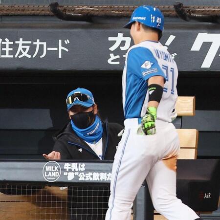 　５回、ソロを放った清宮幸（右）を指先タッチで迎える新庄監督（撮影・中島達哉）