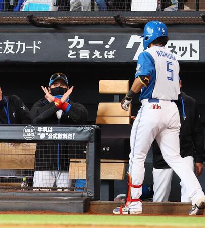 　５回、ソロを放った野村（右）を「×印」のポーズで迎える新庄監督（撮影・中島達哉）