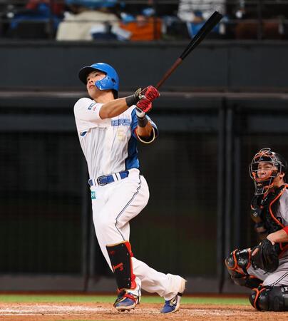 　５回、左越えにソロを放つ野村（撮影・中島達哉）