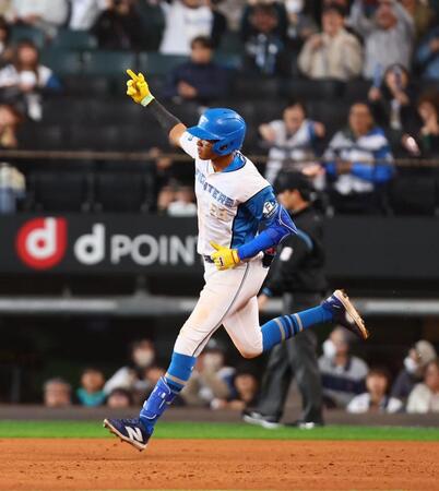 　５回、右越えに勝ち越しソロを放ち、ポーズをとる水谷（撮影・中島達哉）