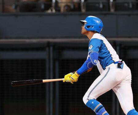 　５回、右越えに勝ち越しソロを放つ水谷（撮影・中島達哉）