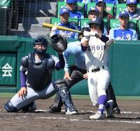 　３回、中前適時打を放つ米子松蔭・惣郷峻吏（撮影・西田忠信）