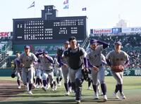 　試合に勝利した花巻東ナイン（撮影・石井剣太郎）