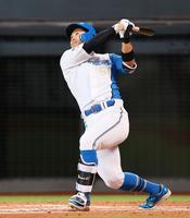 　２回、同点の中犠飛を放つ今川（撮影・中島達哉）