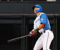 　５回、左越えにソロを放つ野村（撮影・中島達哉）
