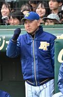 　明徳義塾戦で指揮を執る健大高崎・青柳監督