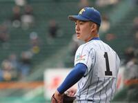 　ブルペンから試合を見守る健大高崎・石垣元気（撮影・石井剣太郎）