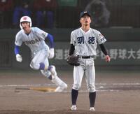 　１０回、健大高崎・栗原朋希（左）に適時二塁打を許す明徳義塾・池崎安侍朗（撮影・西田忠信）