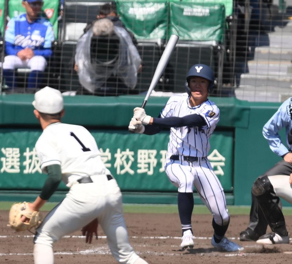 　９回、中前適時打を放つ柳ケ浦・田原光太郎（撮影・西田忠信）