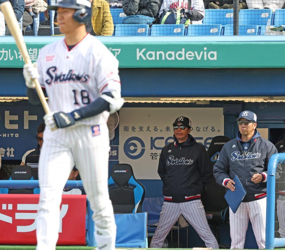 　４回、打席に向かう奥川（手前）を見つめる高津監督（中央）＝撮影・中田匡峻